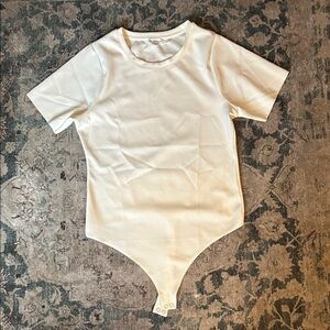 Good American Cream Short-Sleeve Kids Bodysuit